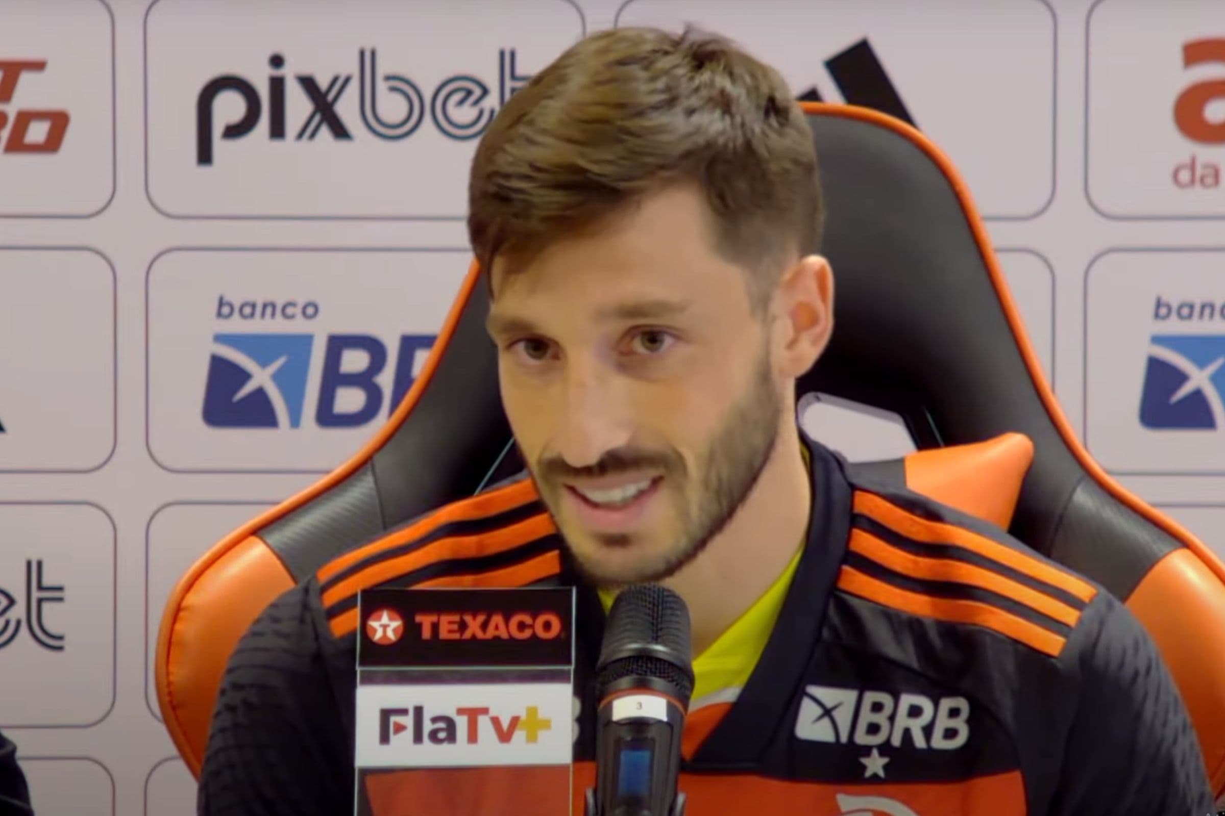 Tite pode promover estreia de Viña em Flamengo x Boavista