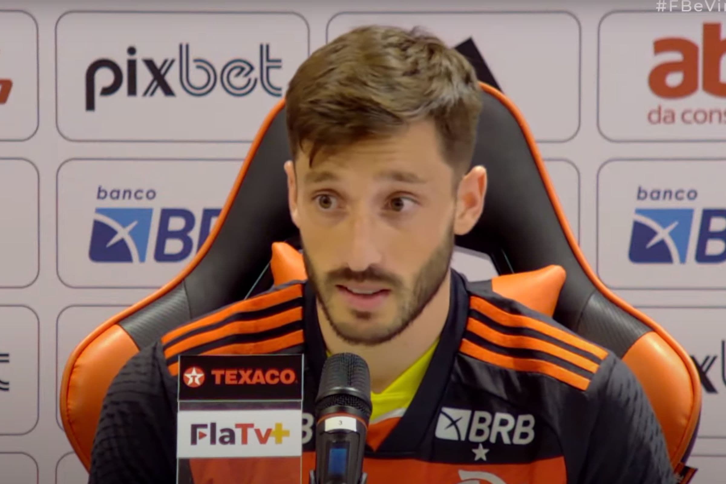 Matías Viña comentou sobre força da torcida do Flamengo em coletiva de apresentação