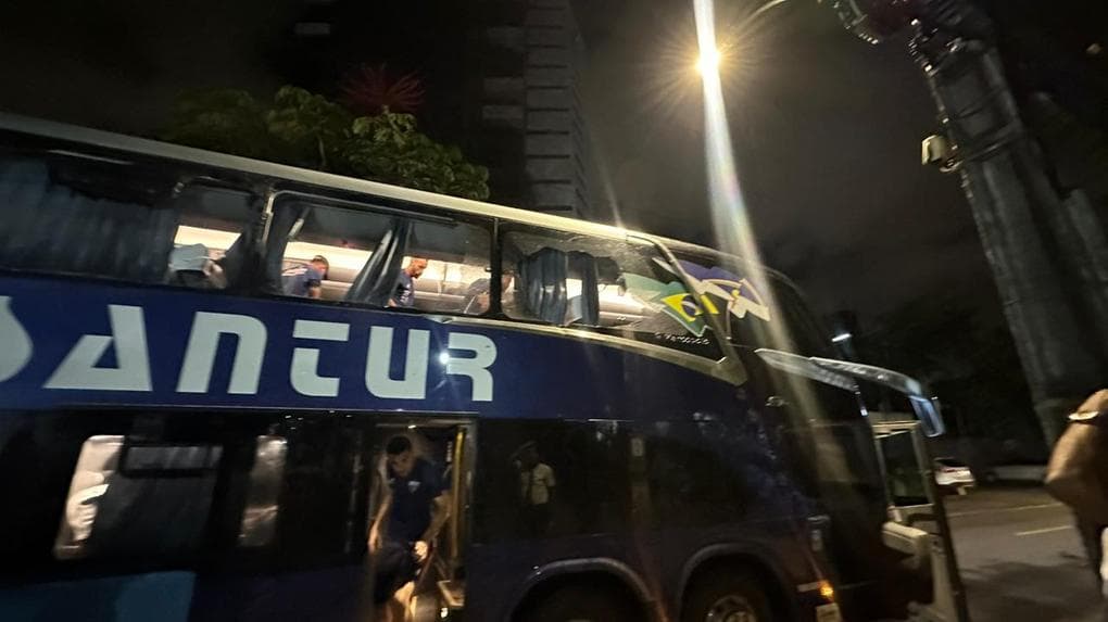 Ônibus do Fortaleza, com Marinho e Santos, foi apedrejado por torcedores do Sport