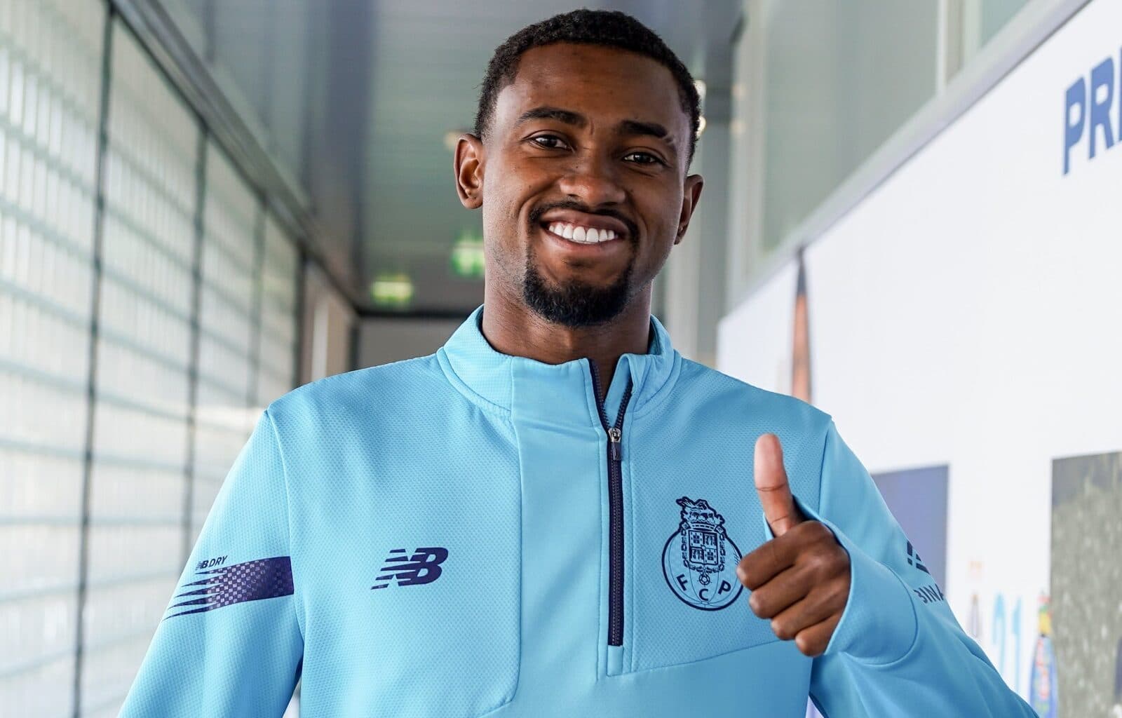 Otávio acena para câmera em primeiro dia de treinamento com o Poto; ex-Flamengo rende dinheiro ao clube