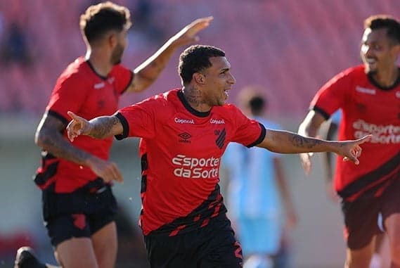 Petterson comemora gol em estreia pelo Athletico-PR, contra o Londrina; jogador está emprestado pelo Flamengo