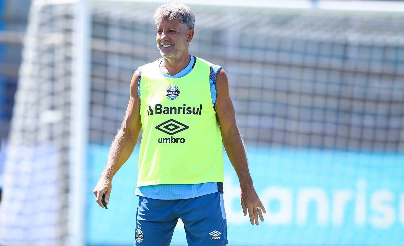 Renato Gaúcho em treino do Grêmioo; Time gaúcho entra na briga com Botafogo e Corinthians por Matheuzinho