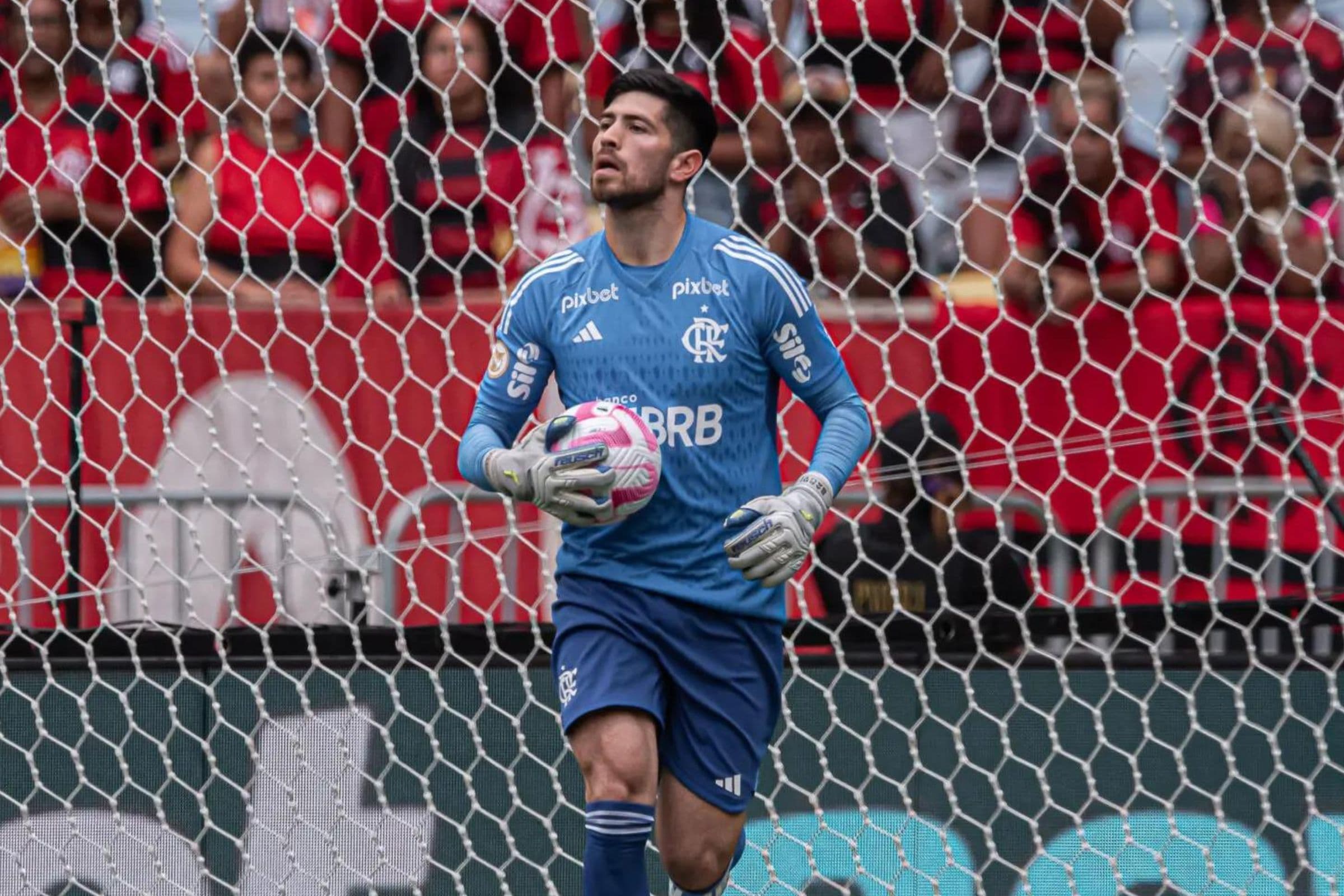 Agustín Rossi é alvo de críticas de torcedores após atuação ruim em Flamengo x Vasoc