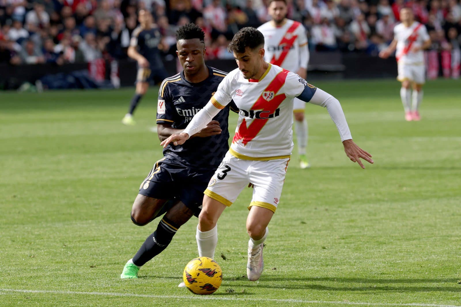 Vini Jr disputa bola em Real Madrid x Rayo Vallecano, por LaLiga