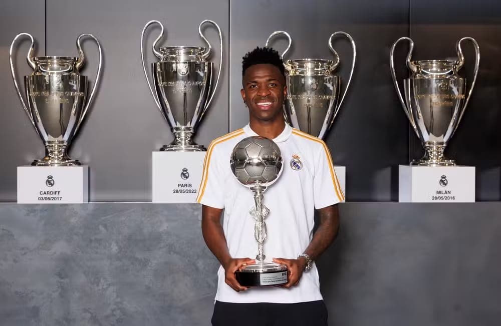 Vinícius Júnior recebe Troféu EFE