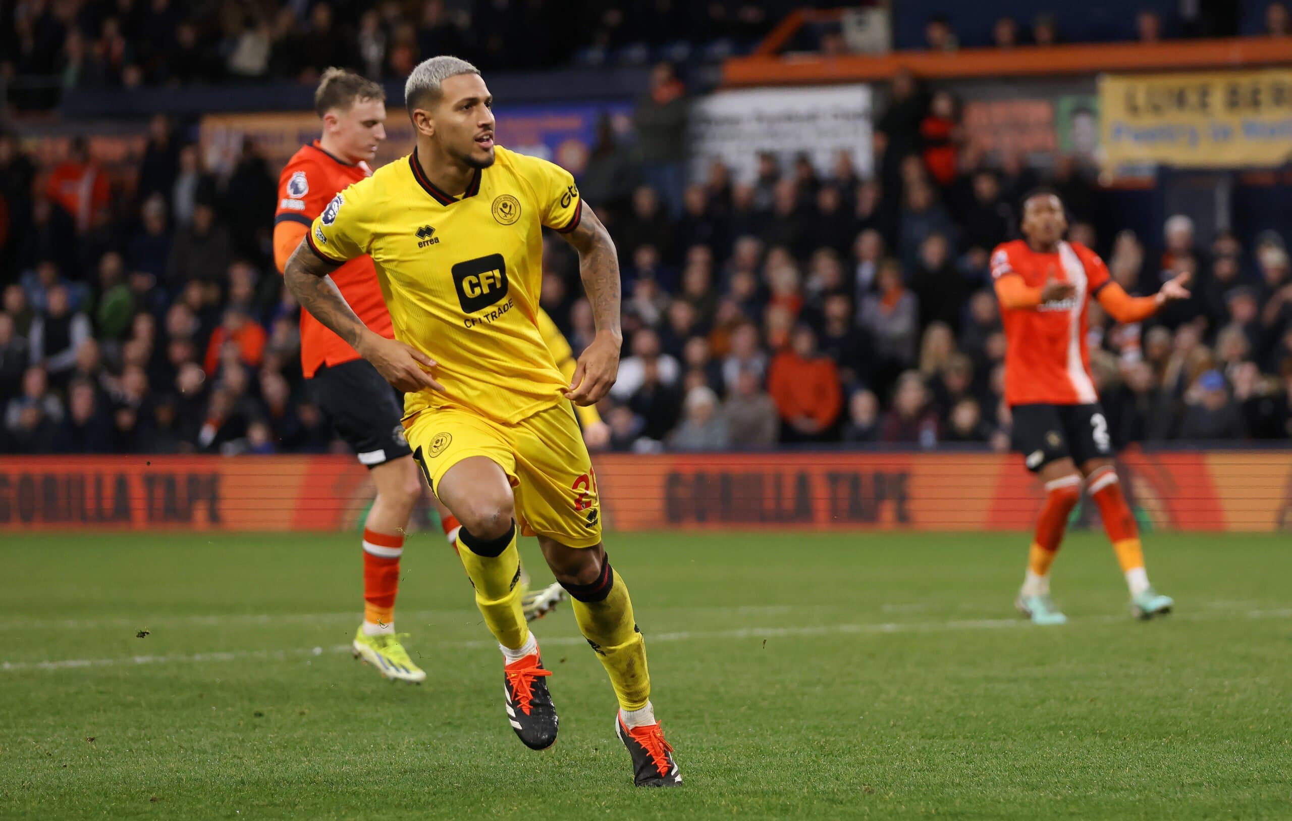 Vinícius Souza celebra gol pelo Sheffield United, na Premier League; técnico Chris Wilder rasgou elogios ao volante revelado pelo Flamengo
