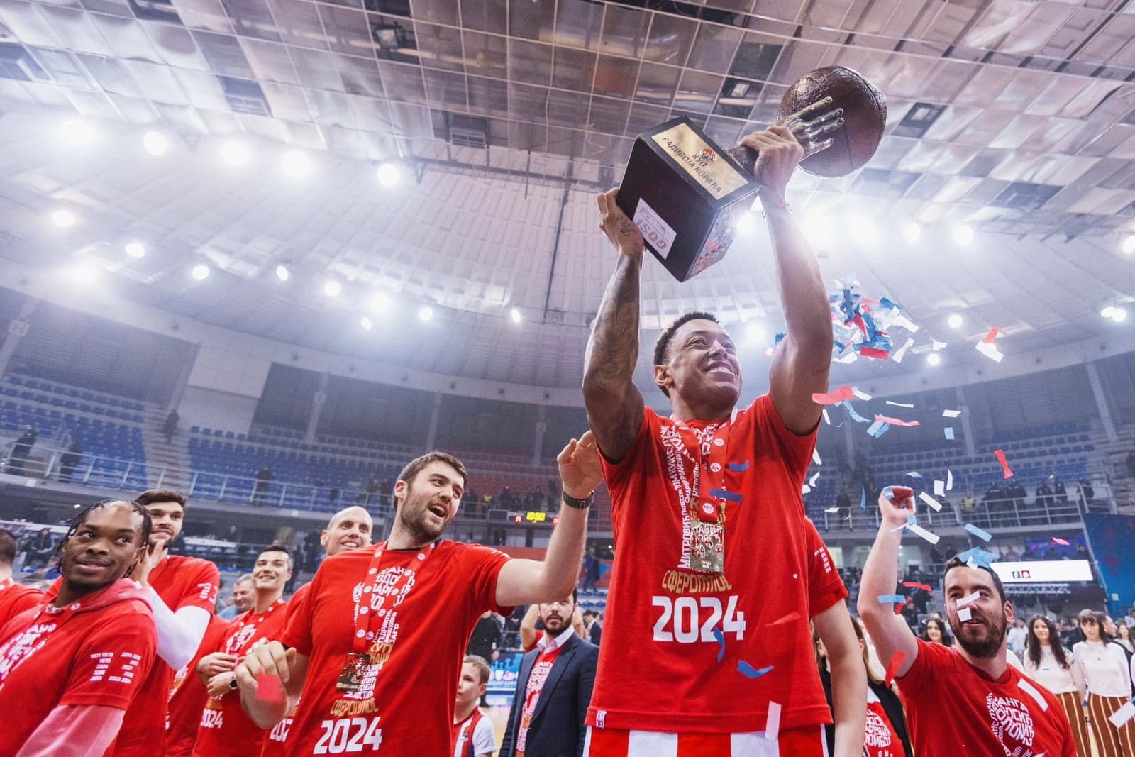 Yago Mateus, ex-Flamengo, levanta taça da Copa da Sérvia após título com o Estrela Vermelha