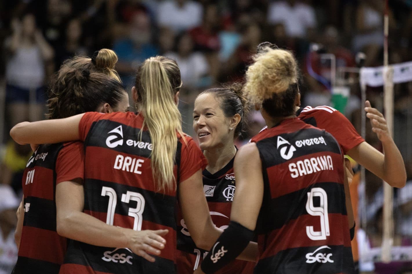 Jogadoras do Sesc Flamengo comemorando ponto em partida