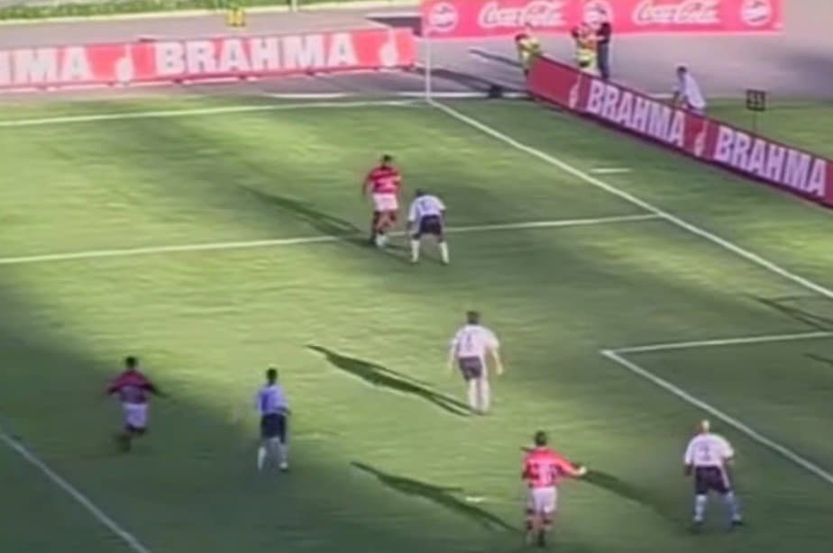 Lendário elástico de Romário em Amaral durante Flamengo x Corinthians completa 25 anos; relembre contexto e falas dos jogadores sobre lance