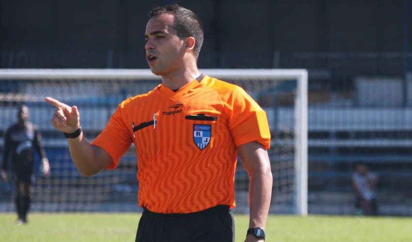 Árbitro Alex Gomes Stefano em serviço