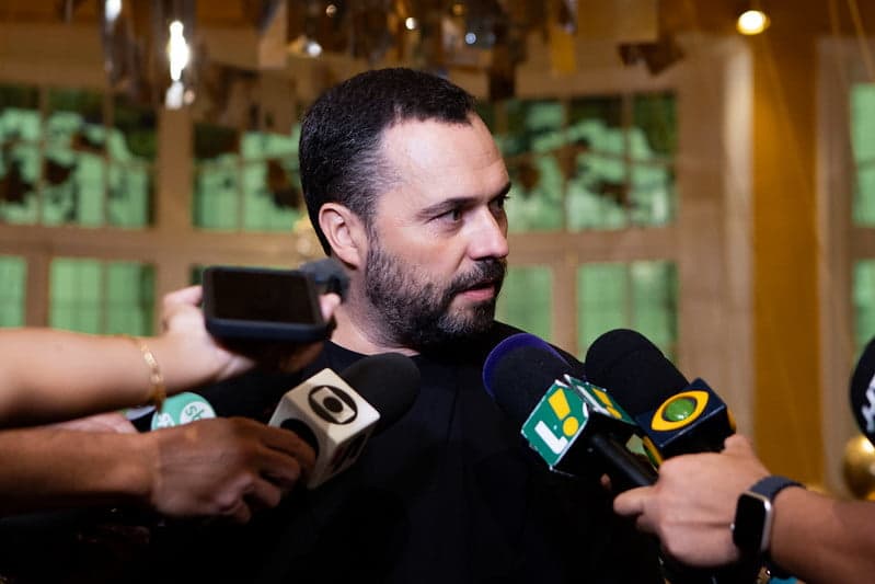 Em inauguração de museu, Mário Bittencourt ignora derrota em Fla x Flu e pede a presidente da Ferj que não tire bandeira da sede