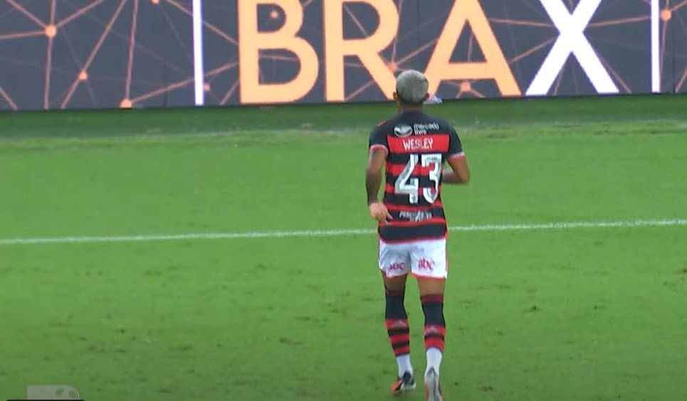 Wesley diante de uma placa da Brax no clássico contra o Botafogo. Flamengo vai receber R$ 330 milhões contrato com a Brax para placas publicitárias como mandante no Brasileiro até 2029