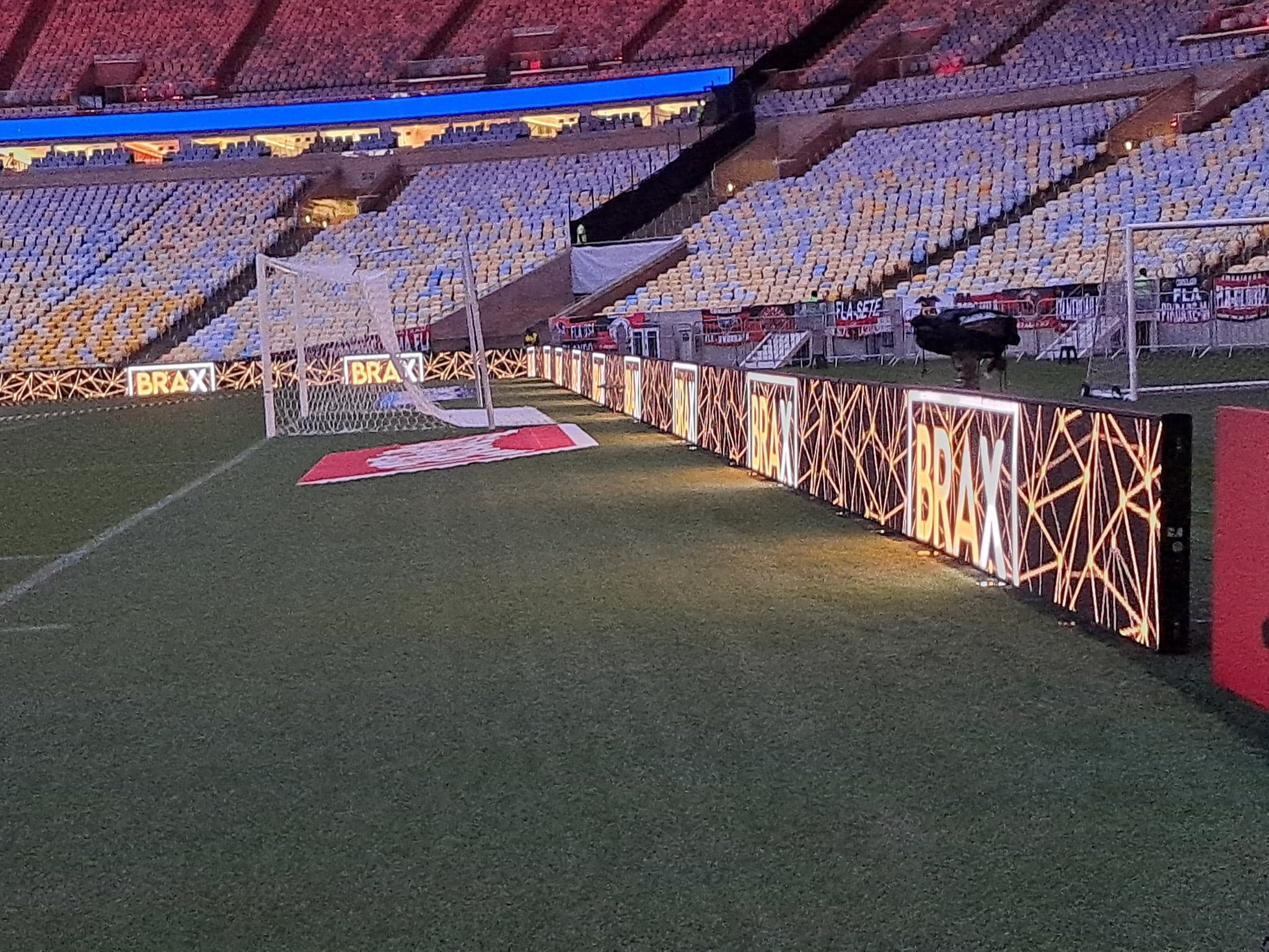 Placas da Brax no Maracanã. Flamengo calcula que Brax pode não lucrar em jogos do clube como mandante, mas usará lucro em contratos menores de rivais para honrar acordo