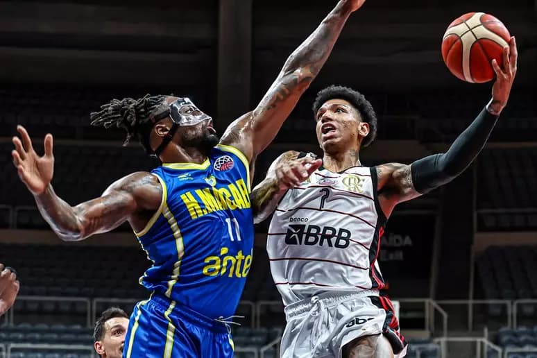 Didi Louzada encara seu marcador no duelo entre Flamengo e Hebraica Macabi