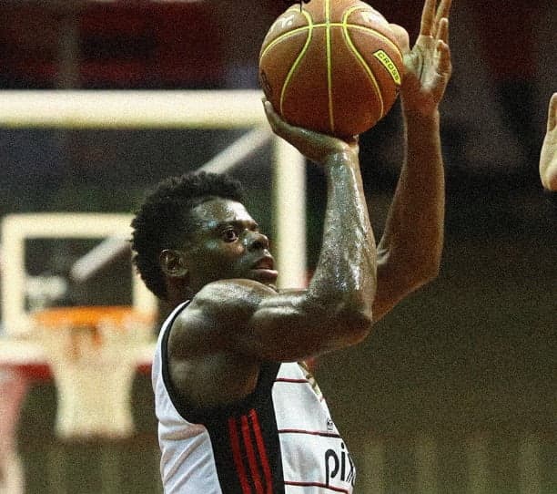 Gui Deodato arremessa bola durante vitória do Flamengo no NBB