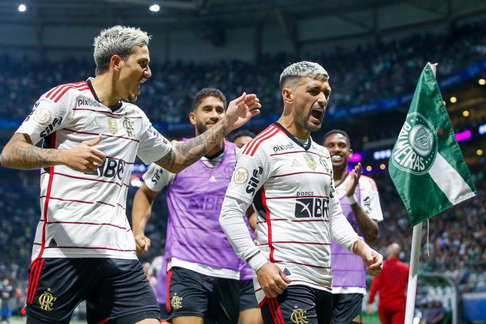 Arrascaeta comemora gol contra o Palmeiras. Em 3 anos, diferença de receita entre Flamengo e Palmeiras, clubes mais ricos do Brasil, aumenta quase dez vezes e chega à casa dos R$ 500 mi