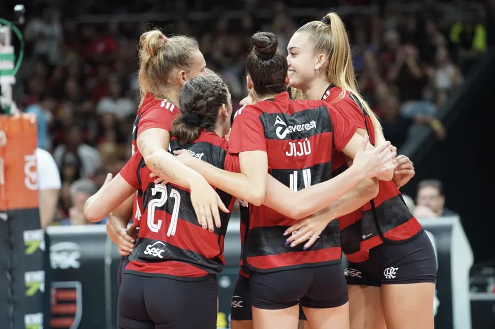 Time do Flamengo celebra vitória na Superliga