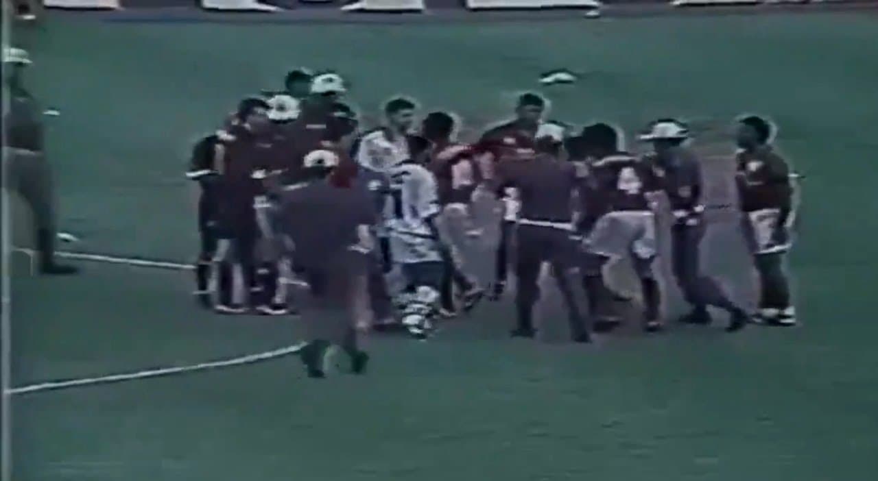 Torcedor fantasiado de The Flash invade o campo para agredir o árbitro em Flamengo x Vasco