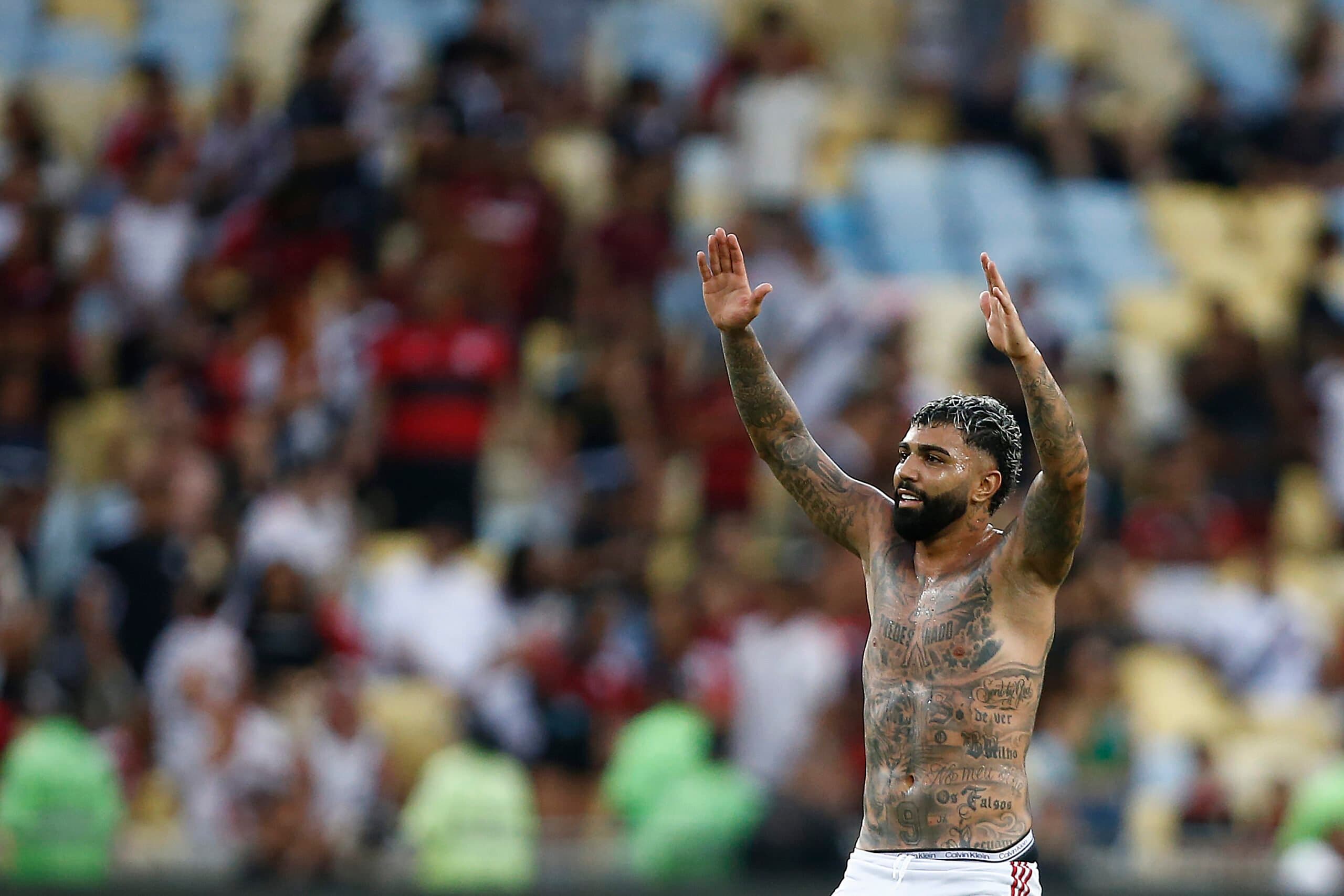 Gabigol comanda torcida do Flamengo no Maracanã