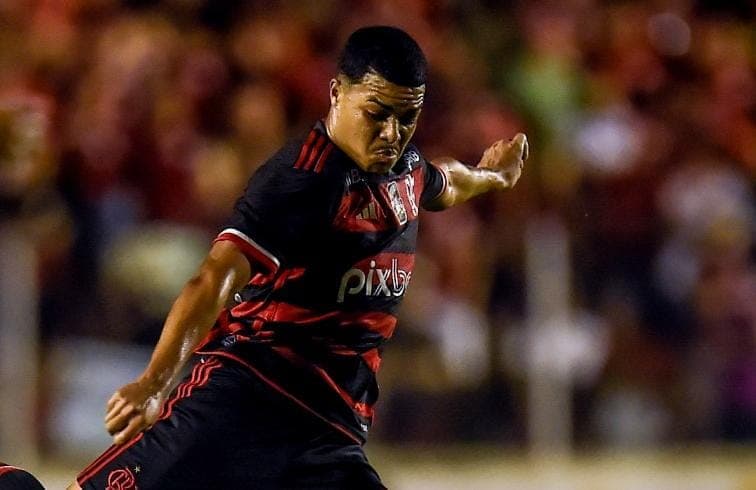 Flamengo de Titeavança taticamente e começa a apostar na garotada, como Igor Jesus, na fotopreparando um chute