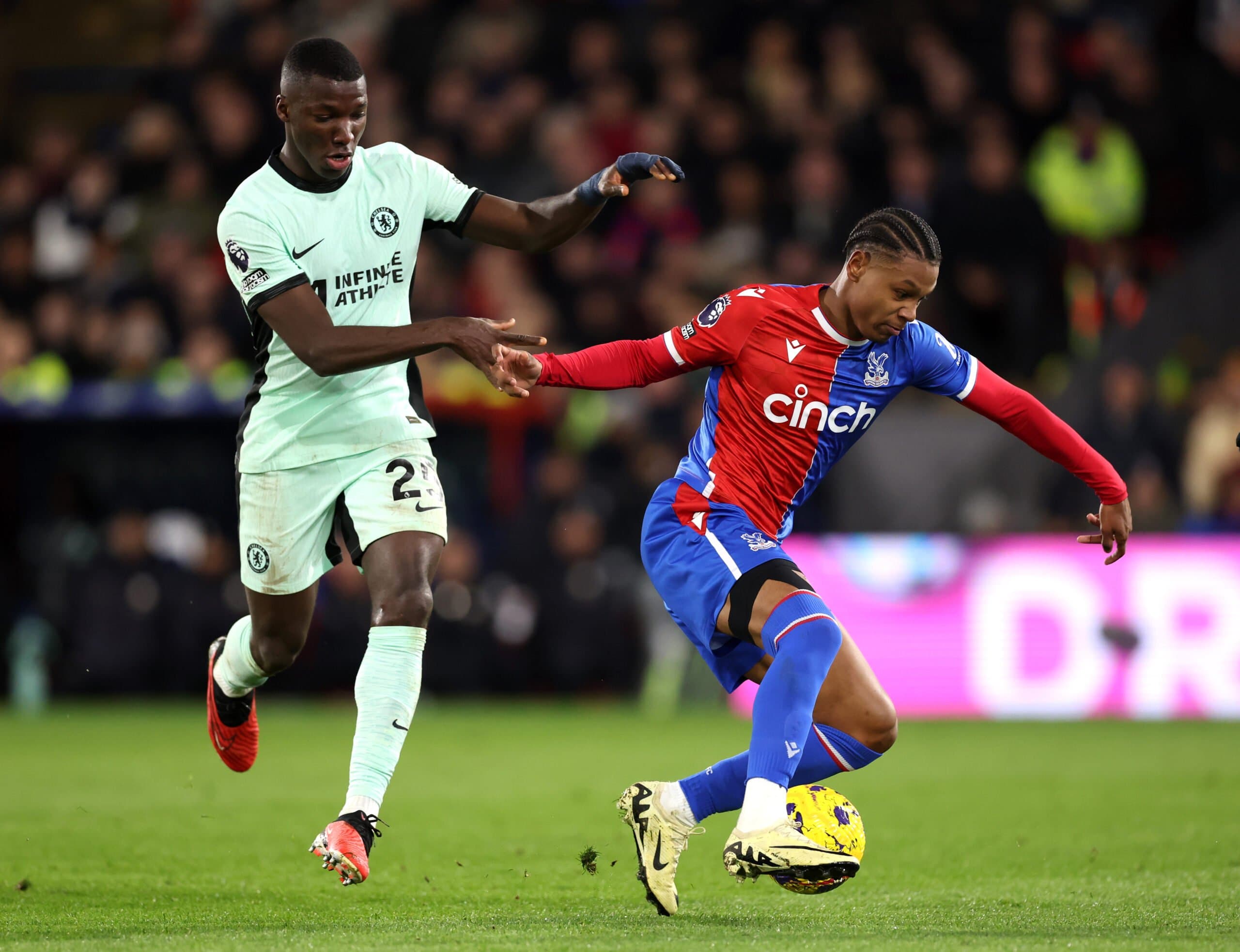Matheus França em campo com a camisa do Crystal Palace