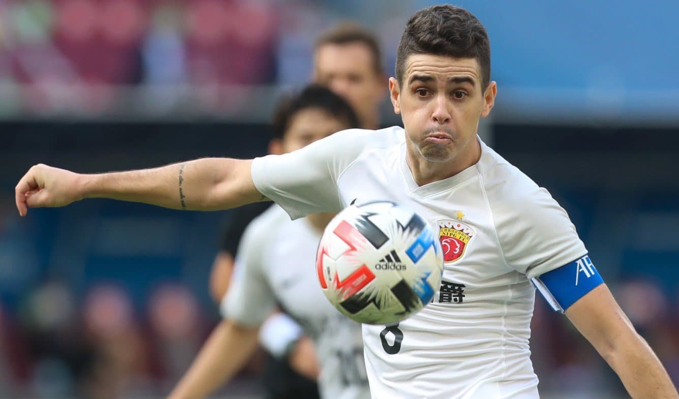 Oscar em ação no Shanghai Port. Oscar no Flamengo é novamente assunto no mercado da bola