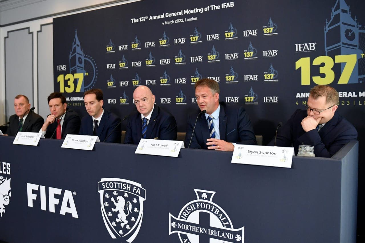 Ifab quer implementar cartão azul no futebol mundial