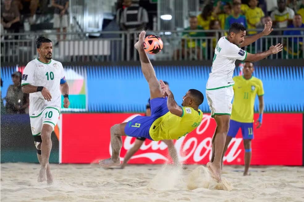 Brasil vence partida de estreia contra Omã no Mundial de Futebol de Areia. Rodrigo, atacante do Flamengo teve participação importante