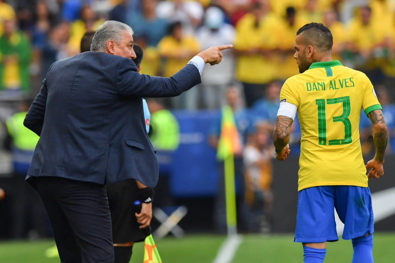 Tite e Daniel Alves em jogo da seleção. Equipe do Posse de Bola não compra versão de Tite que não estava informado sobre caso e cobra condenação mais dura a Daniel Alves