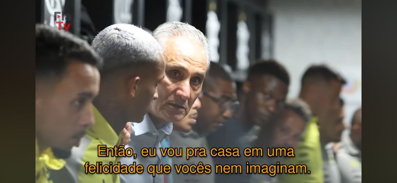 "Eu vou para casa com uma felicidade que vocês nem imaginam", disseTite em roda de oração no vestiário após vitória no Fla x Flu