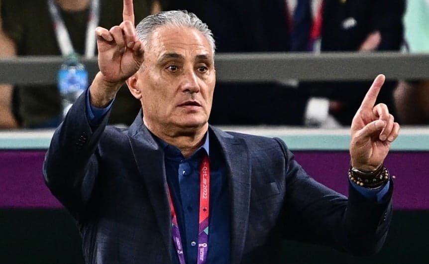 Então técnico do Brasil, Tite gesticula na linha lateral durante a partida das quartas de final da Copa do Mundo de 2022 do Catar entre Croácia e Brasil
