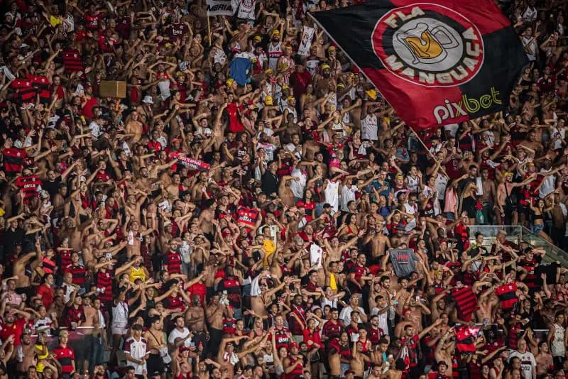 Torcida do Flamengo no Maracanã; time deve passar São Paulo em média de público na final do Carioca
