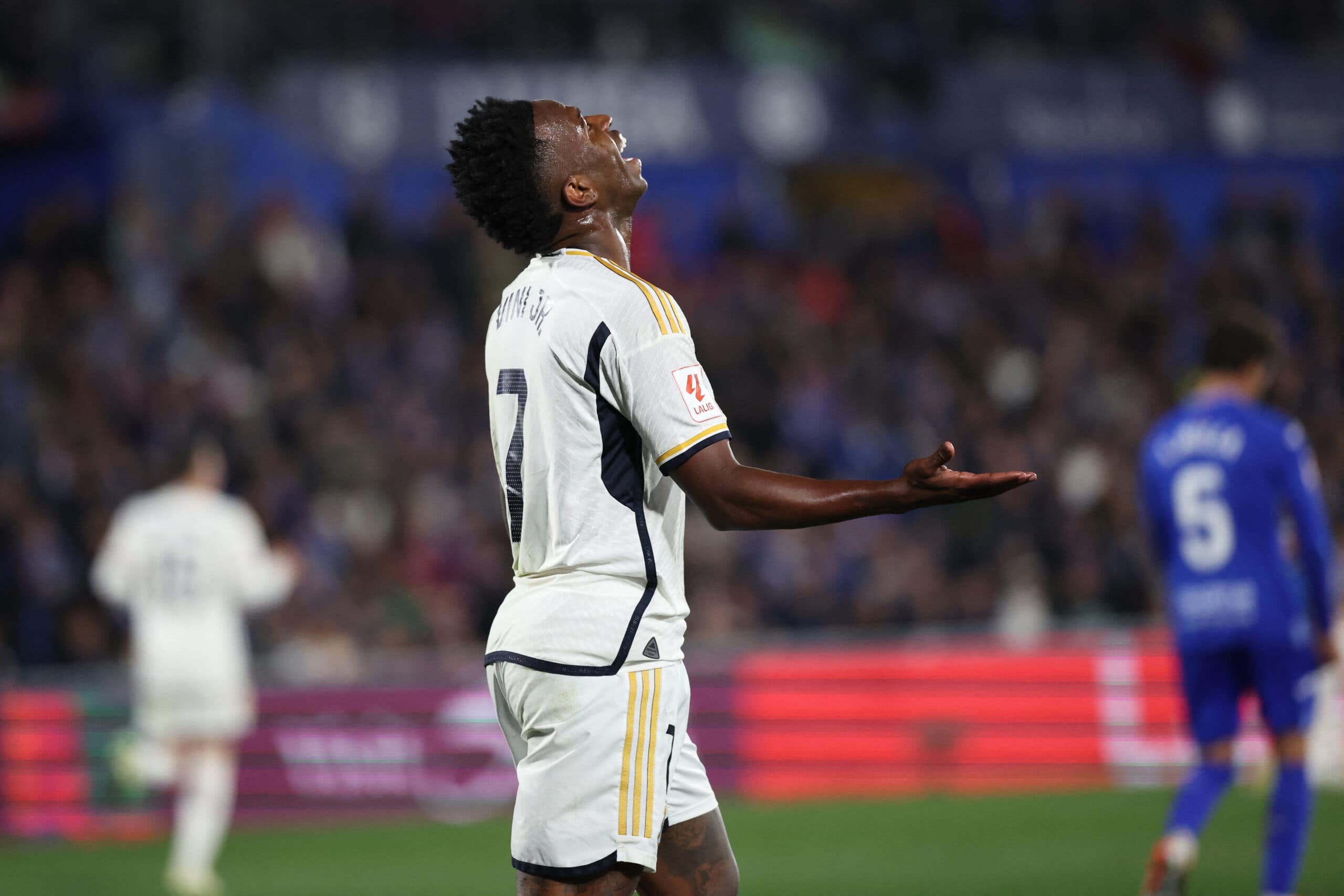 Vini Jr joga bem, dá assistência, desperdiça chances e Real Madrid vence o Getafe por 2 a 0, assumindo a liderança da La Liga