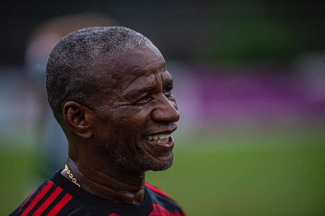 Adílio sorri em jogo do Flamengo; ídolo recebeu alta de hospital após cirurgia