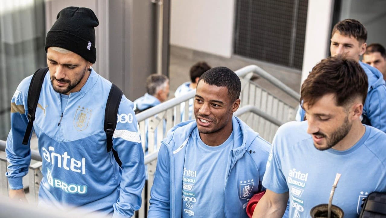Arrascaeta, De La Cruz, Viña e Varela com a cmiasa do Uruguai; jogadores convocados retornam ao Flamengo nesta quarta