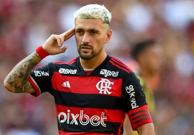 Arrascaeta comemora gol em Flamengo x Madureira; craque uruguaio montou seu jogador ideal com Gabigol, Rodinei, Endrick e craques do futebol mundial