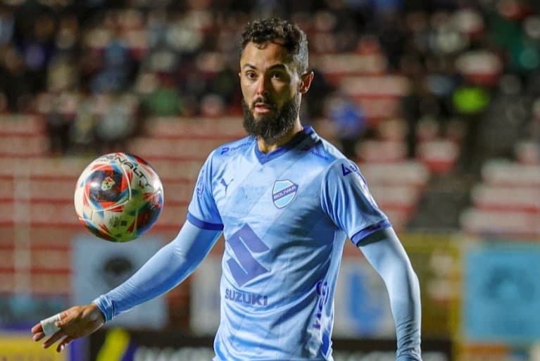 Bruno Sávio em jogo do Bolívar; jogador falou sobre reação ao ser sorteado para grupo do Flamengo na Libertadores e alertou para dificuldade de jogar em La Paz