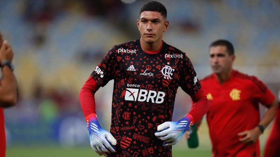 Caio Barone em aquecimento do Flamengo no Maracanã; goleiro projetou duelo com Defensor e Libertadores Sub-20
