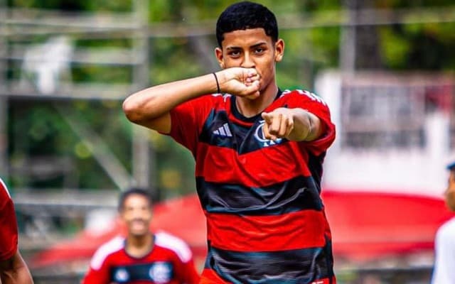 Caio Nunes comemora gol pelo Flamengo; jogador deixou sub-16 rubro-negro para assinar com o Corinthians