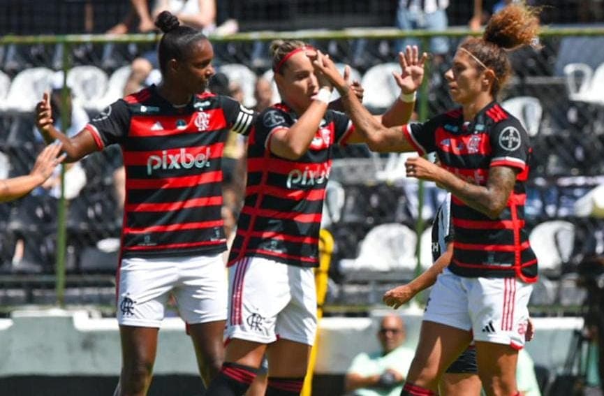 Cristiane comemora gol do Flamengo com elenco