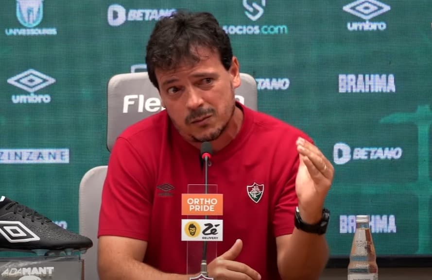 Diniz em coletiva do Fluminense; treinador citou Flamengo para explicar vantagem de brasileiros na Libertadores