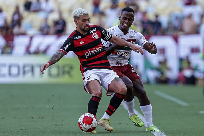 Arrascaeta disputa bola com John Arias em Flamengo x Fluminense; times se enfrentam na semifinal do Carioca