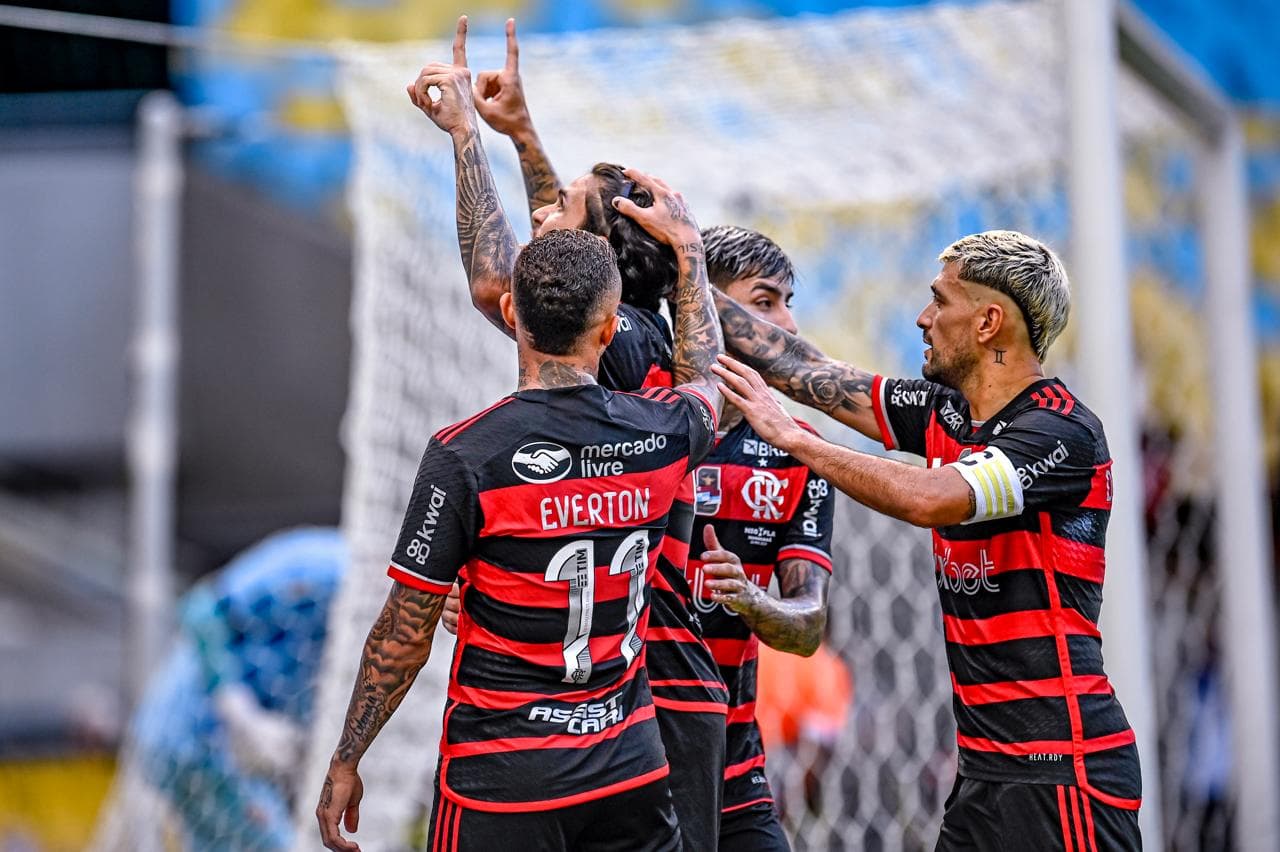 Jogadores do Flamengo comemoram gol de Pedro. Foto: Marcelo Cortes/CRF