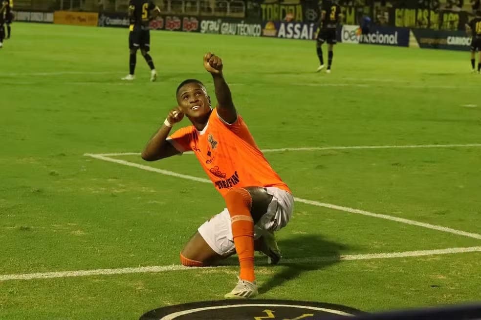 Bill comemora gol pelo Nova Iguaçu