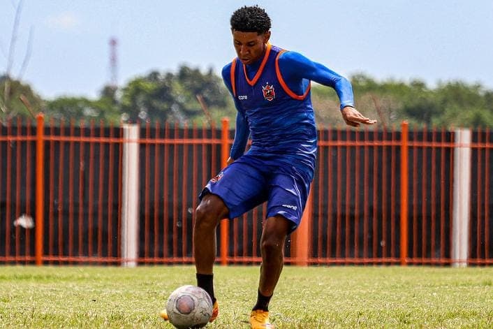 Fernandinho em treino do Nova Iguaçu