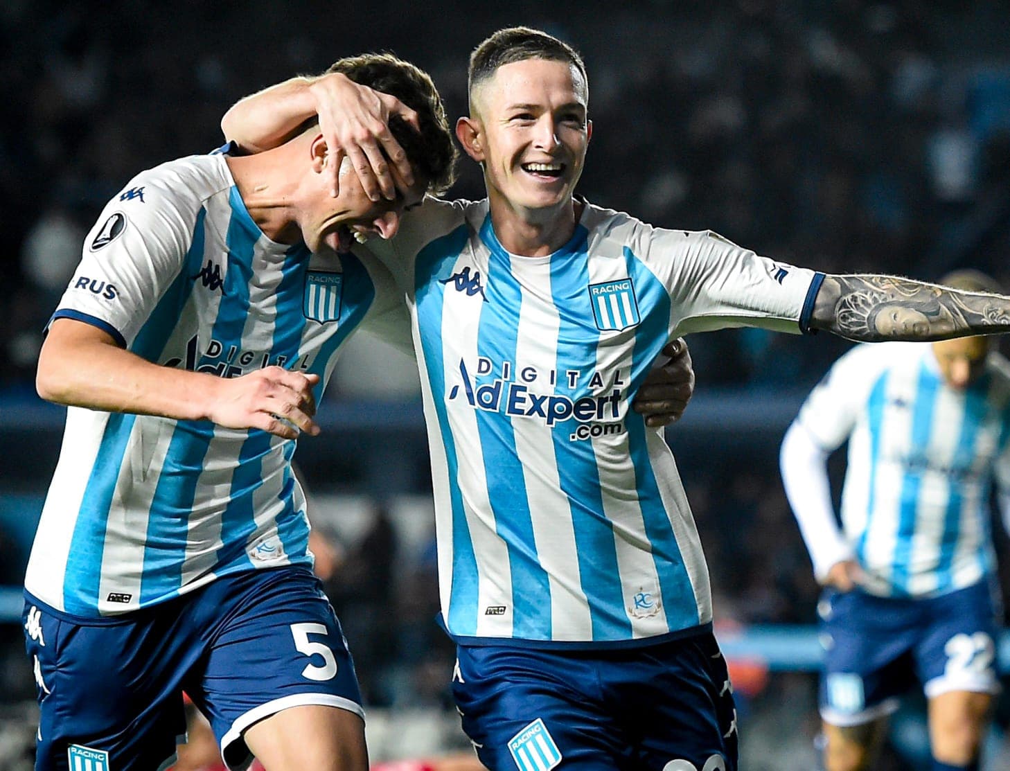 Juan Nardoni comemora com companheiro de Racing