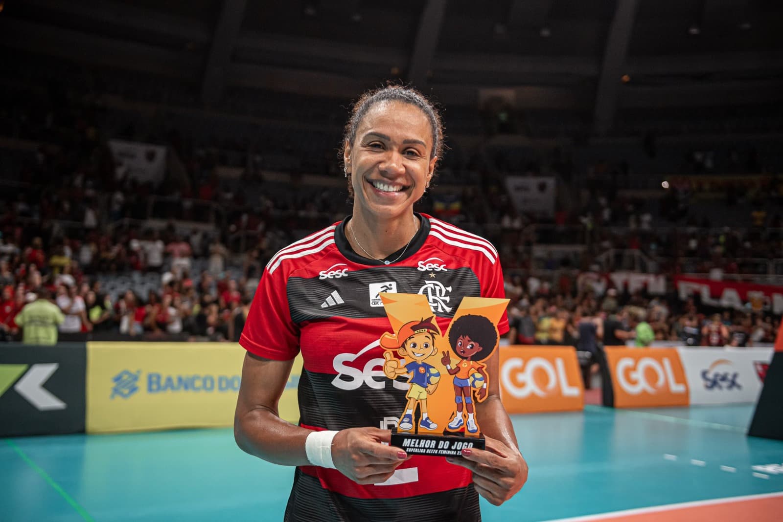 Juciely com troféu de melhor do jogo em partida do Sesc Flamengo na Superliga