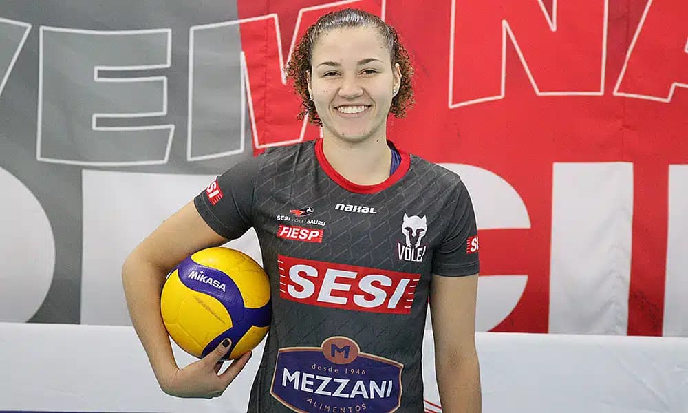 Karina Souza com a camisa do Sesi; atleta será reforço do Flamengo para a próxima edição da Superliga