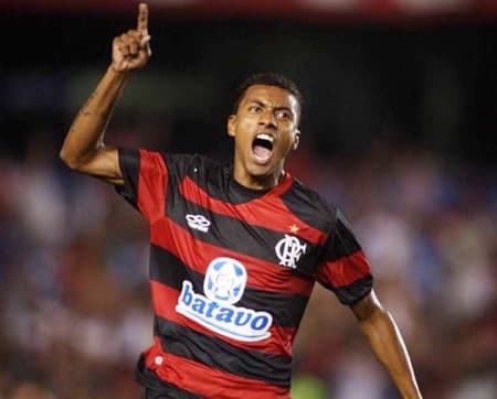 Kléberson comemora gol pelo Flamengo