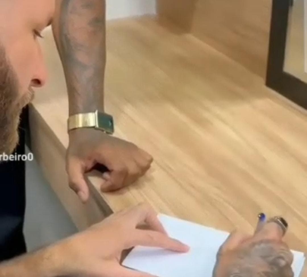 Léo Pereira cai na pegadinha do barbeiro